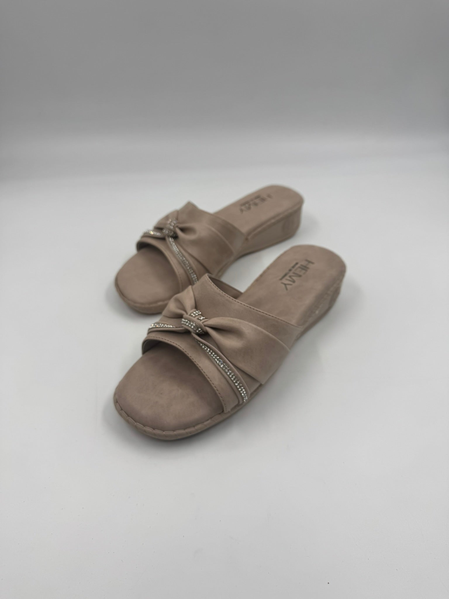 Hemmy İnce Taban Taşlı Zarif ve Modern Ortopedik Kadın Terlik