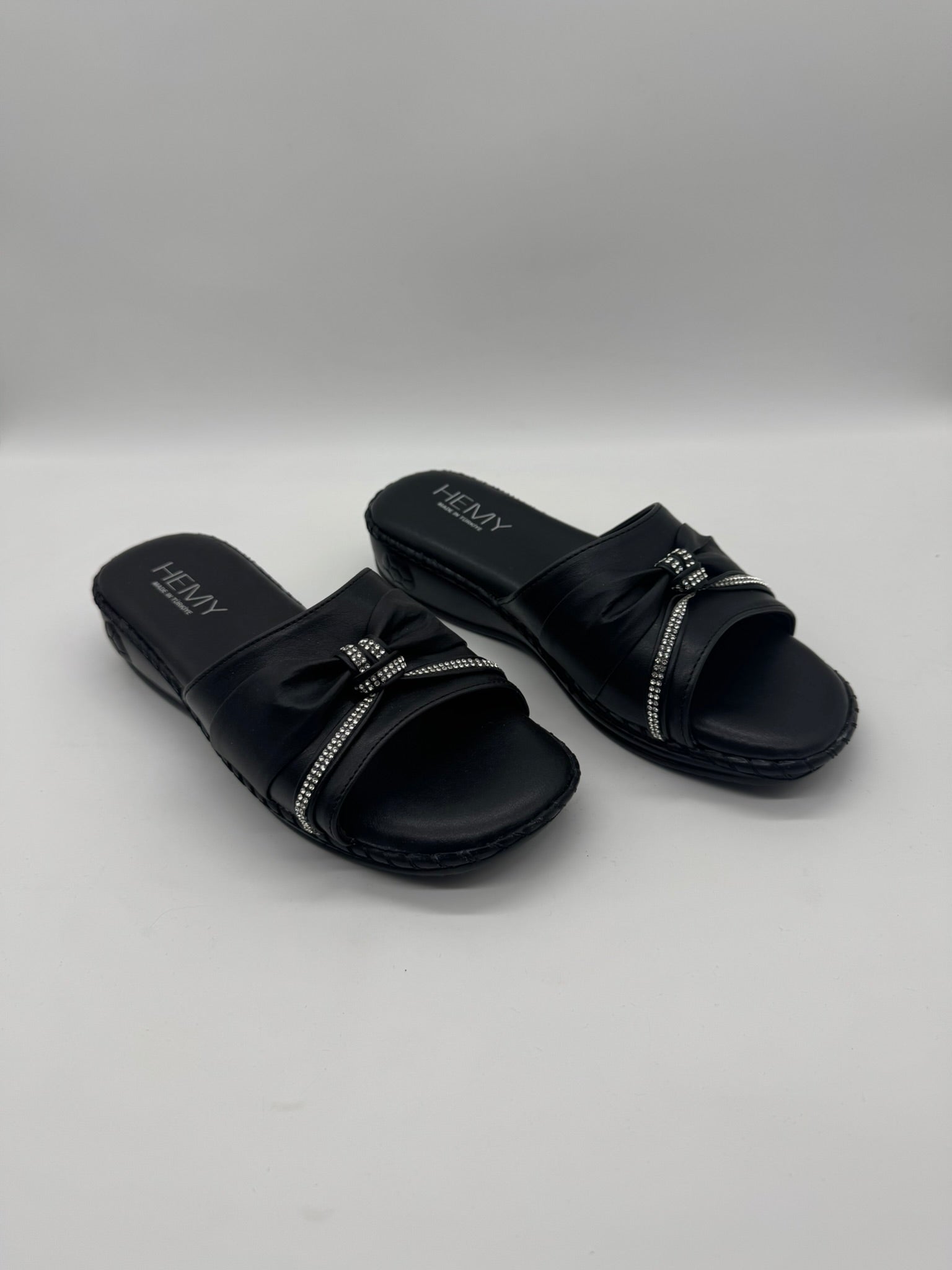 Hemmy İnce Taban Taşlı Zarif ve Modern Ortopedik Kadın Terlik